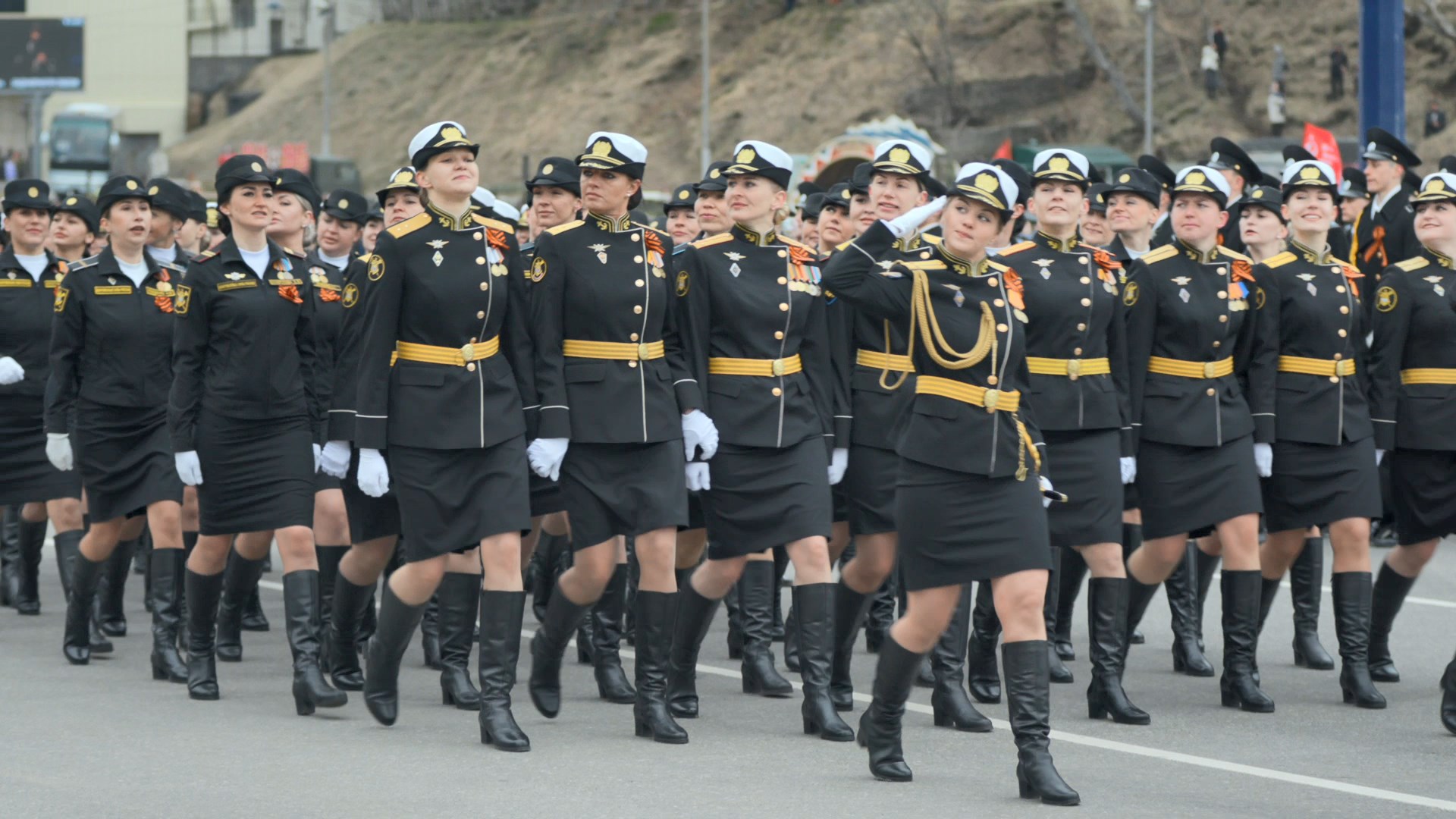 Женщины военные на параде